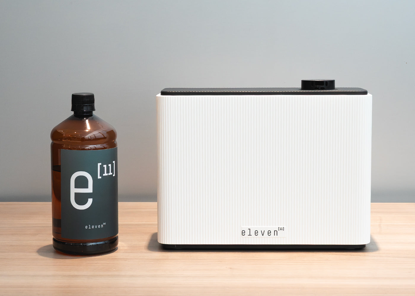 Refil de fragrância Eleven ao lado do difusor Flow branco
