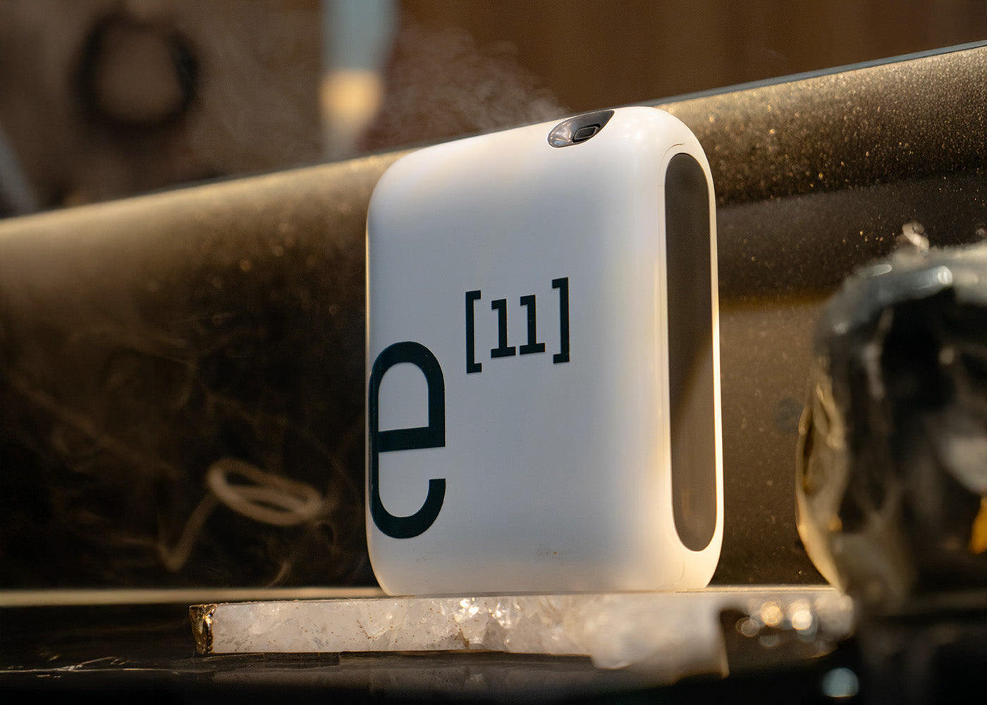 Difusor Eleven Mobi com névoa de fragrância em luz âmbar