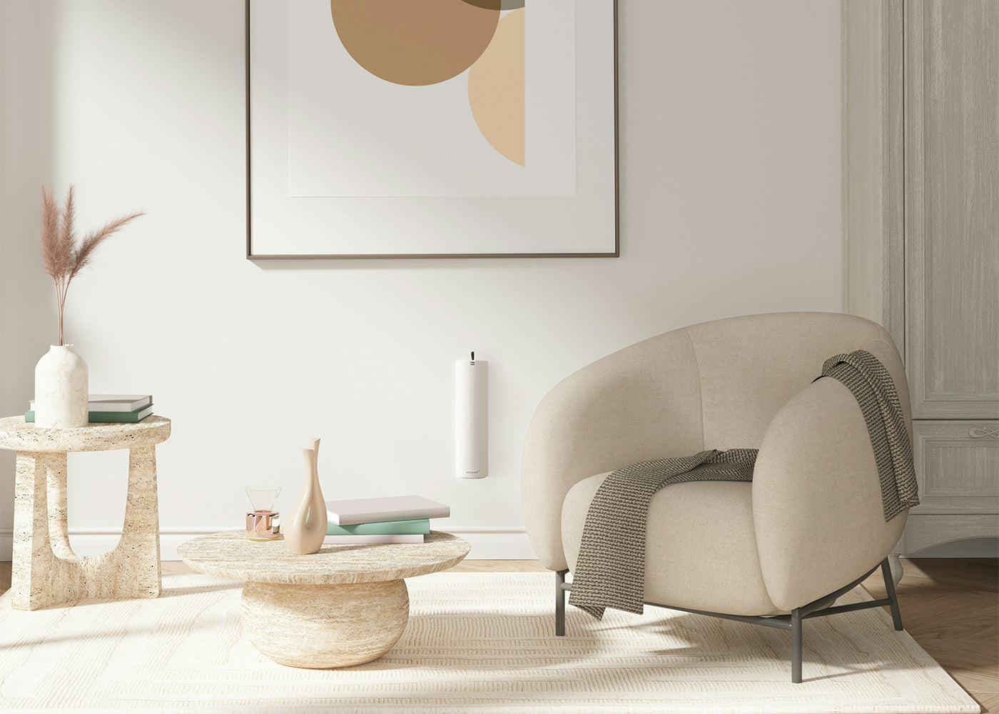 Sala clara com difusor Eleven na parede, poltrona e mesa de centro