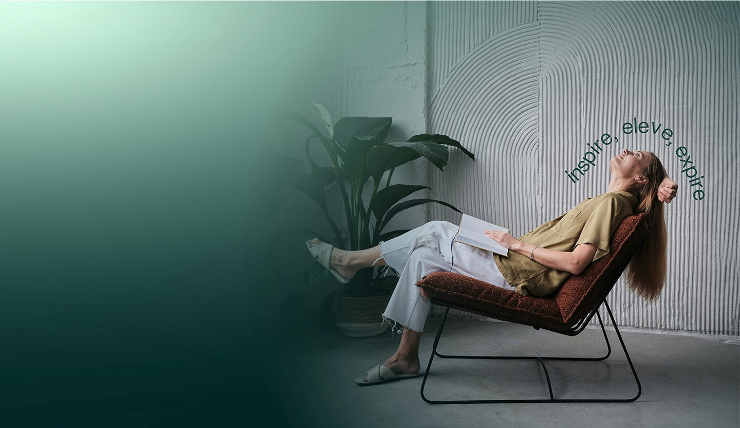 Mulher relaxando em ambiente com fragrância Eleven